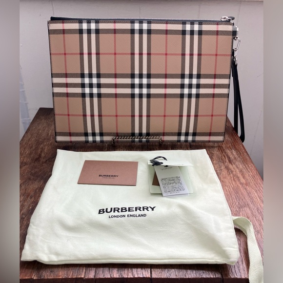 Authentic Burberry Novacheck Clutch Wristlet NWT - Picture 9 of 9